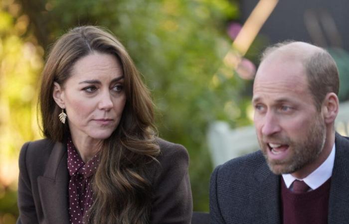 El tierno gesto de su marido, el príncipe William, durante su llegada a la ceremonia del Recuerdo.