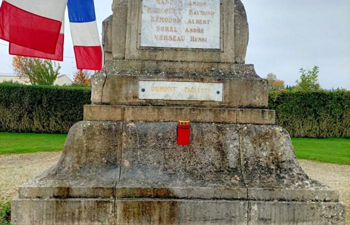 el nombre de una enfermera, grabado en el monumento a los caídos en la guerra de su pueblo, 106 después de su muerte durante la Gran Guerra