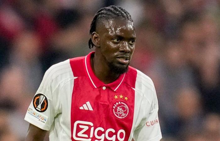 Francesco Farioli supera a Brian Brobbey y Bertrand Traoré en el partido entre Ajax y FC Twente