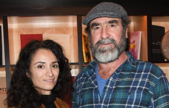 Eric Cantona apoyado por su esposa Rachida Brakni durante un discurso difícil