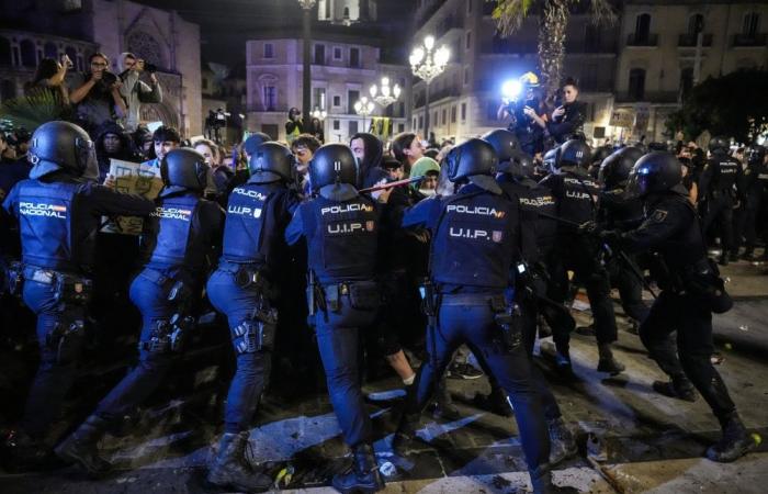 Inundaciones en España: varios policías heridos en manifestaciones en Valencia