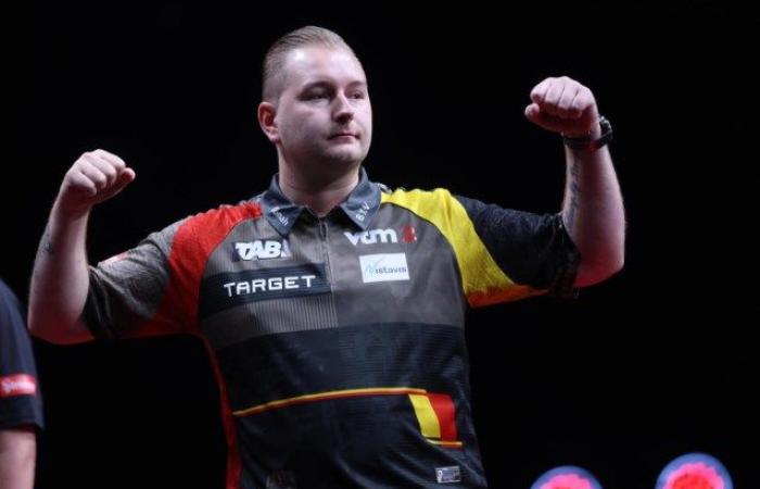 VIDEO. Dimitri Van den Bergh gana fácilmente el primer partido del Grand Slam de Dardos, Mike De Decker cae inmediatamente