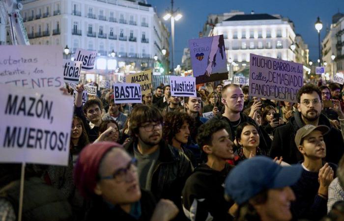 Inundaciones en España: “Nuestras manos están manchadas de barro, las vuestras de sangre”… Miles de personas se manifiestan contra la gestión del desastre