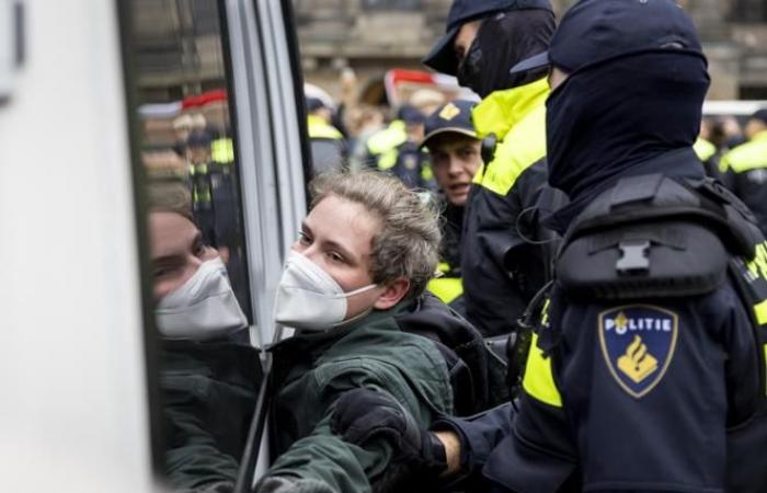 En Amsterdam, la policía dispersa una manifestación pro Palestina y arresta a decenas de personas