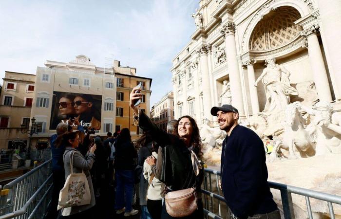 En construcción, la famosa Fontana de Trevi todavía se puede visitar desde una pasarela