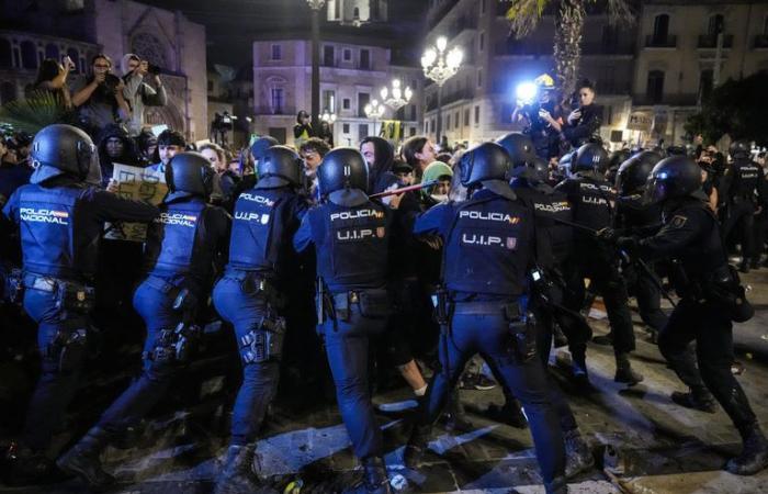 EN FOTOS – “Asesinos”: en Valencia, una marea humana grita de ira tras las mortales inundaciones