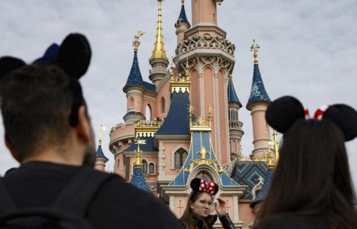 “¿Es esto realmente una gran broma?” Disneyland París ahora cobra por las mejores localidades para ver el desfile