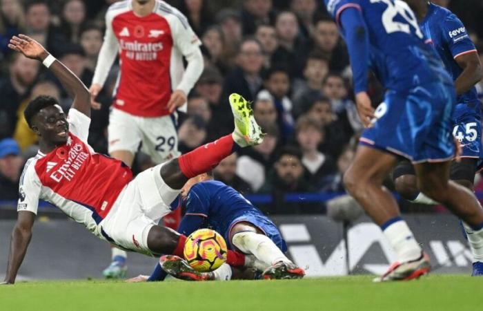 Susto por lesión de Bukayo Saka mientras la estrella del Arsenal sale cojeando del choque contra el Chelsea | Fútbol | Deporte