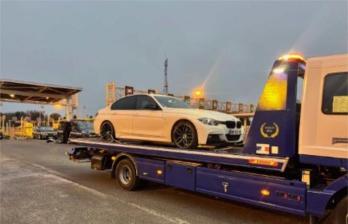 A bordo de su potente BMW, el conductor circula a más de 200 km/h