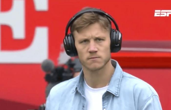 El delantero del Ajax Weghorst se prepara nuevamente para el partido a su manera