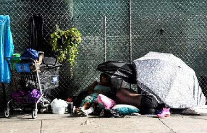 Miami se adelanta a la promesa de campaña de Donald Trump al prohibir a las personas sin hogar dormir en las calles