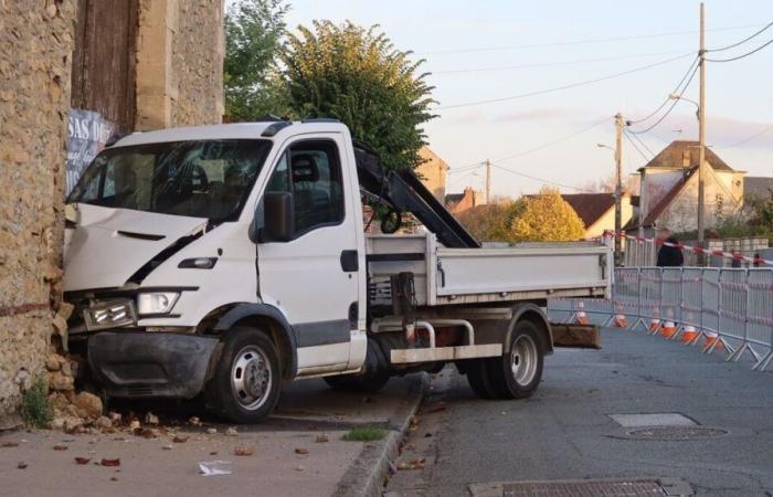 Oise: choca una furgoneta contra un granero, que amenaza con derrumbarse, y huye