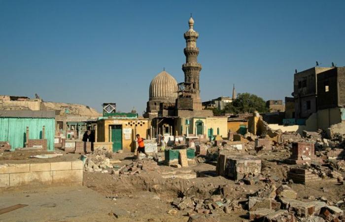 La desgarradora exhumación de restos en el centro de El Cairo