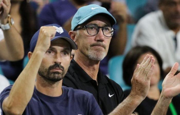 ATP – Finales > Simone Vagnozzi, entrenador de Sinner: “Jannik nunca será Carlos Alcaraz. Su tenis es diferente, pero puede variar más su servicio y mejorar su corte de revés”