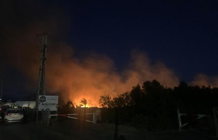 Un gran incendio en Ducos este domingo por la noche, en Numea