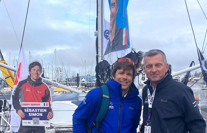 El capitán Sébastien Simon en el Groupe Dubreuil en la salida en la bahía