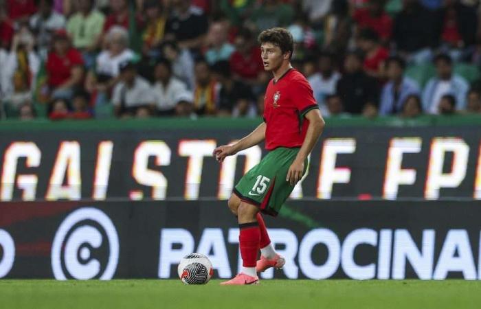 Cuatro ex ganadores del Balón de Oro premiaron a João Neves