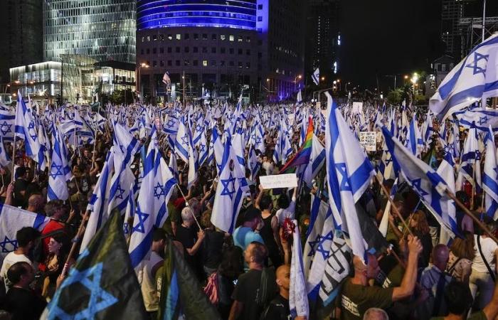 Israel: Los manifestantes preguntan por qué hay rehenes después de 400 días.