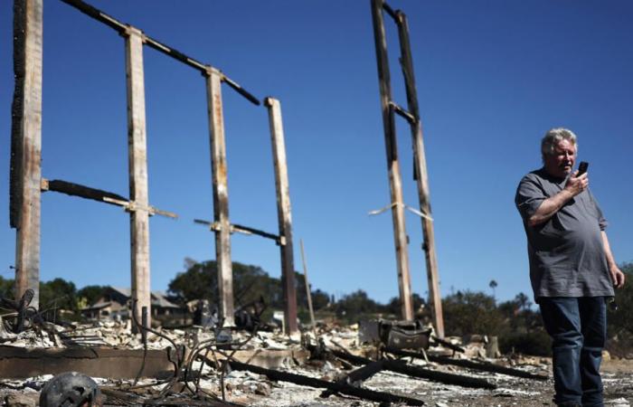 Los bomberos poco a poco van ganando terreno a las llamas.