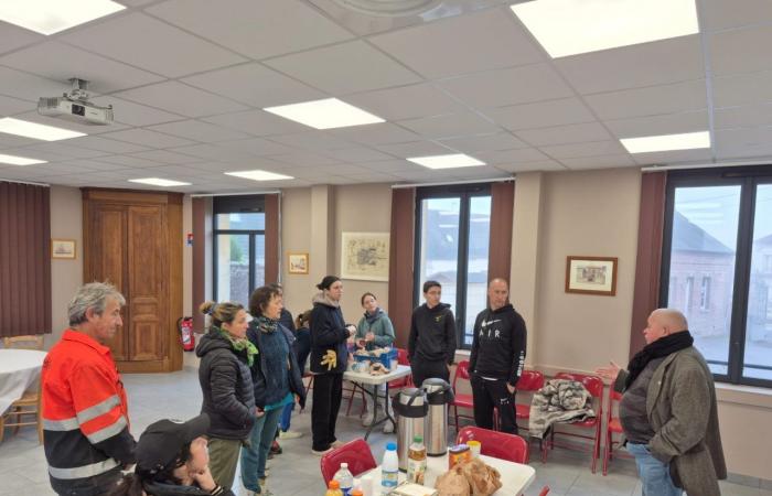 Los jóvenes recogen residuos de un vertedero ilegal en Laboissière-en-Thelle, al sur de Beauvais.