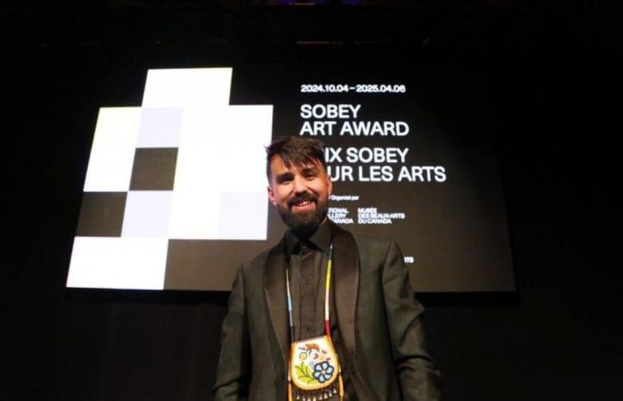 El artista de la Primera Nación Aamjiwnaang, Nico Williams, ganó el premio Sobey Arts el sábado