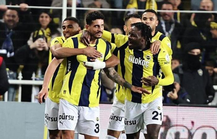 Samet Akaydin y Mert Hakan Yandaş sorprenden en el Fenerbahçe