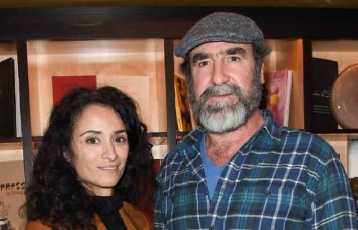 Eric Cantona apoyado por su esposa Rachida Brakni durante un discurso difícil