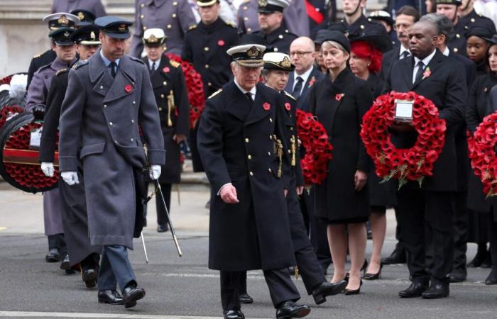 El rey Carlos III rinde homenaje a los soldados británicos, en presencia de la princesa Kate