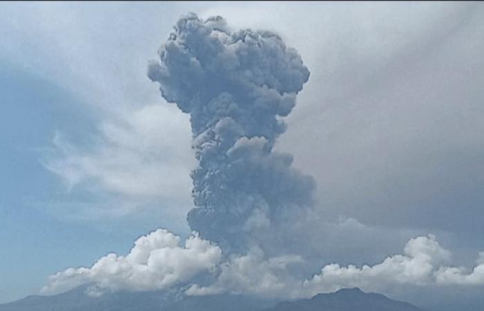 El volcán Laki-Laki vuelve a entrar en erupción y provoca una impresionante columna de ceniza