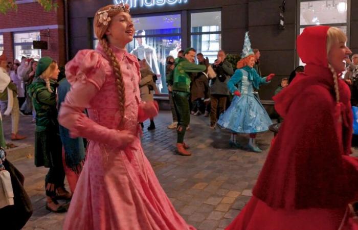 Vídeo: desfile con figuras de Efteling por el centro outlet de Roermond