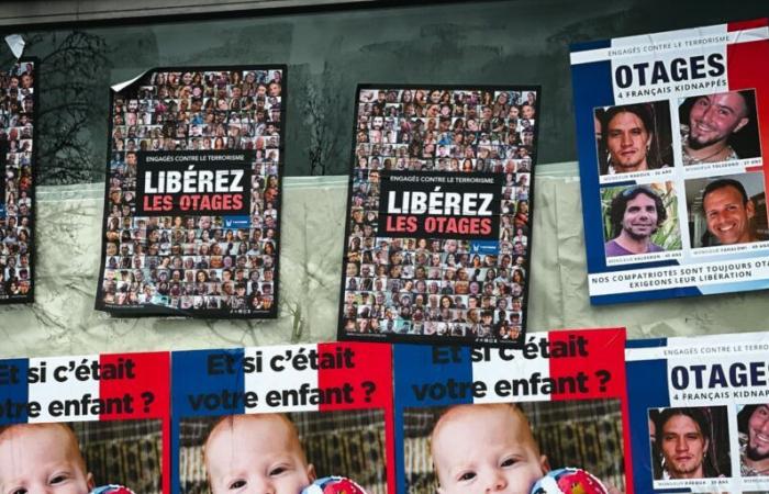 Se celebró una manifestación en París en apoyo a los rehenes de Hamás, que duró 400 días.