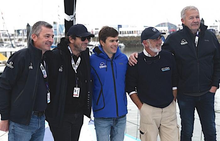 El capitán Sébastien Simon en el Groupe Dubreuil en la salida en la bahía