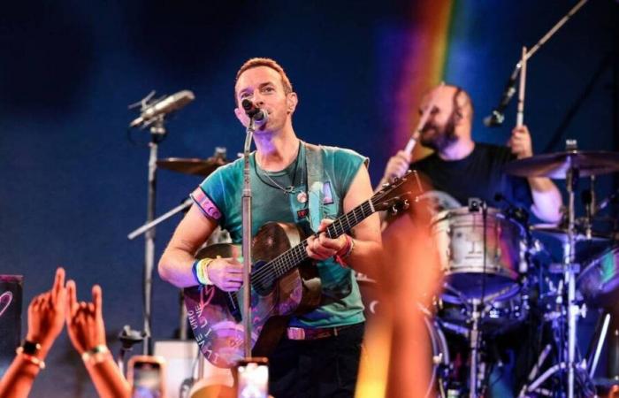 En Sydney, el cantante de Coldplay interrumpe un concierto para ayudar a un niño