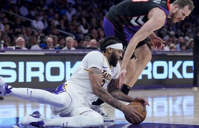 Anthony Davis, de los Lakers, marginado por una dolorosa lesión en el ojo mientras bloqueaba el intento de mate de Jakob Poeltl