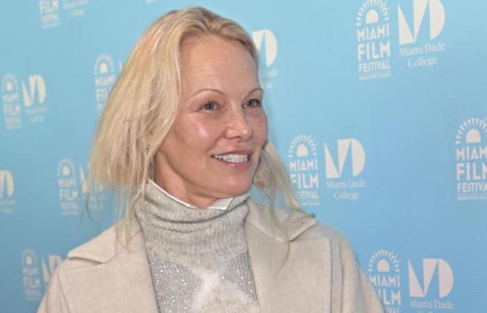 Pamela Anderson habla sobre el día que decidió dejar de maquillarse: “¿Con quién compito?”