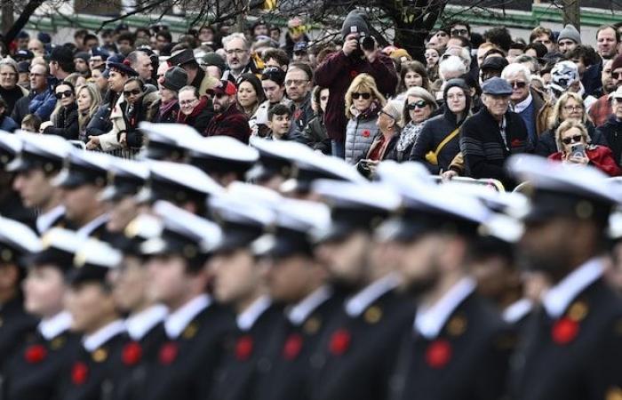 Entre tristeza y orgullo, miles de canadienses recuerdan