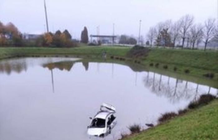 Eura. Un coche con cinco jóvenes a bordo acaba en un estanque de retención