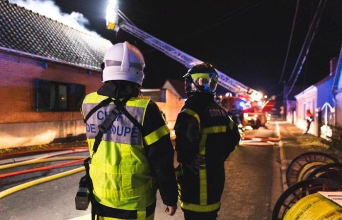 Una casa envuelta en fuego en Domvast, cerca de Abbeville, la familia se mudó