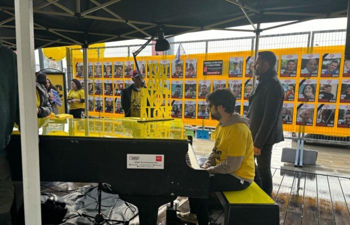 La familia del rehén instala pianos en todo el mundo para conmemorar los 400 días de cautiverio