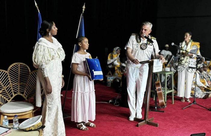 Taslima Soulaimana, condecorada con la medalla de la Orden Nacional del Mérito