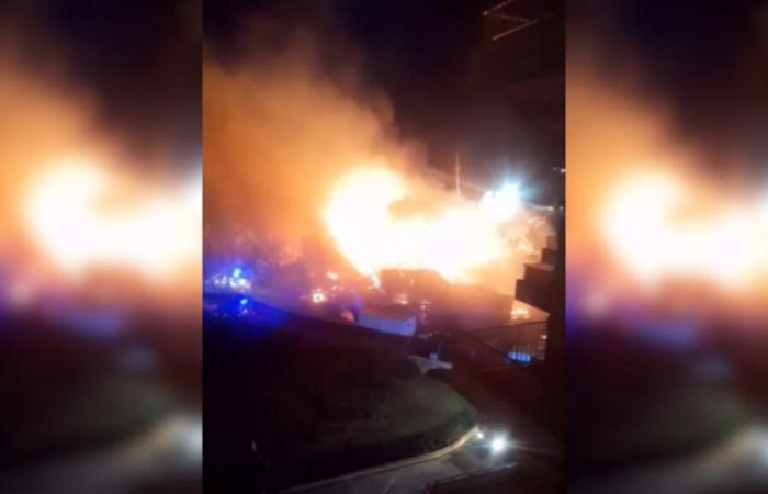 VIDEO. El mercado navideño de Barcarès arrasado por un incendio, no se han registrado heridos