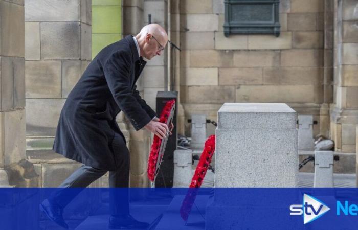 Swinney rinde homenaje al tío héroe de guerra mientras la nación hace una pausa el Domingo del Recuerdo