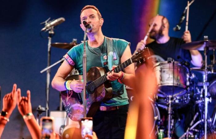 Durante un concierto, el cantante de Coldplay ayuda a un niño aplastado por la multitud