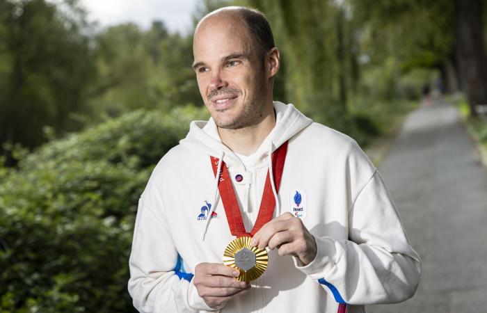 Martin Baron iluminado por la medalla de oro del fútbol para ciegos