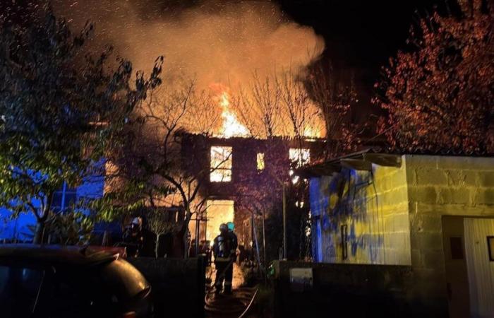 Dos casas destruidas en un incendio durante la noche del domingo al lunes