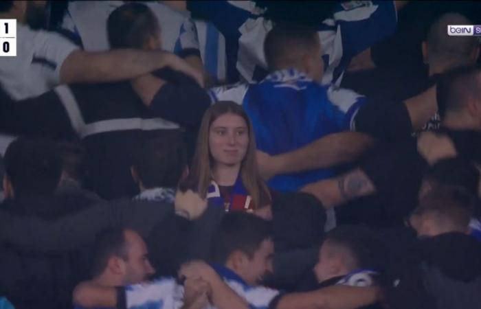 Este aficionado del Barcelona rodeado de aficionados de la Real Sociedad no lo pasó nada bien en la grada