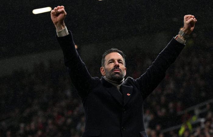 Ruud van Nistelrooy iguala los gastos con el Manchester United