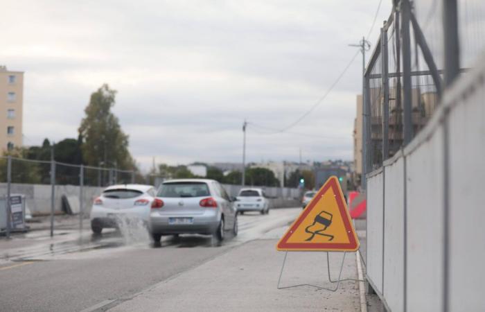 “Nadie parece hacer preguntas”: fugas de agua “día y noche” en la carretera de Grenoble