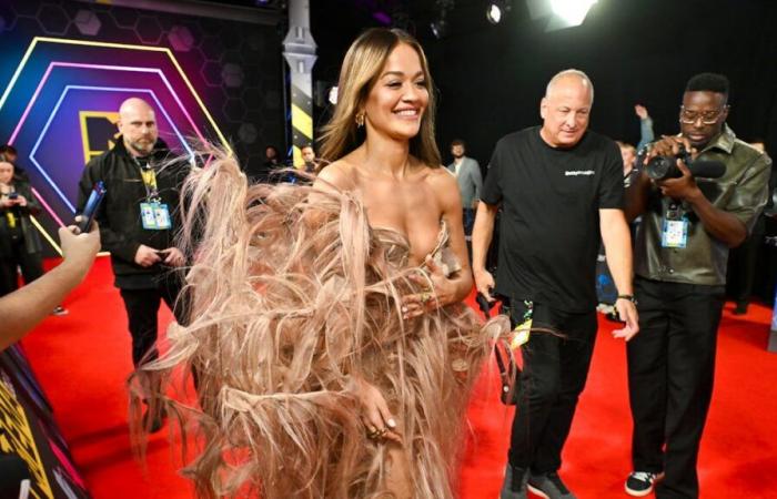 Rita Ora lució un peinado en los MTV Europe Music Awards.