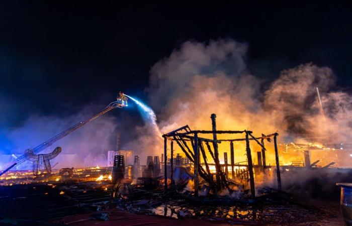 El barco Lydia salvado por los bomberos.